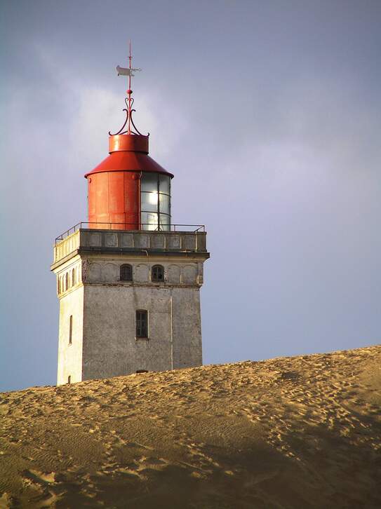 dieser Leuchtturm ist bald vom Sand überdeckt.